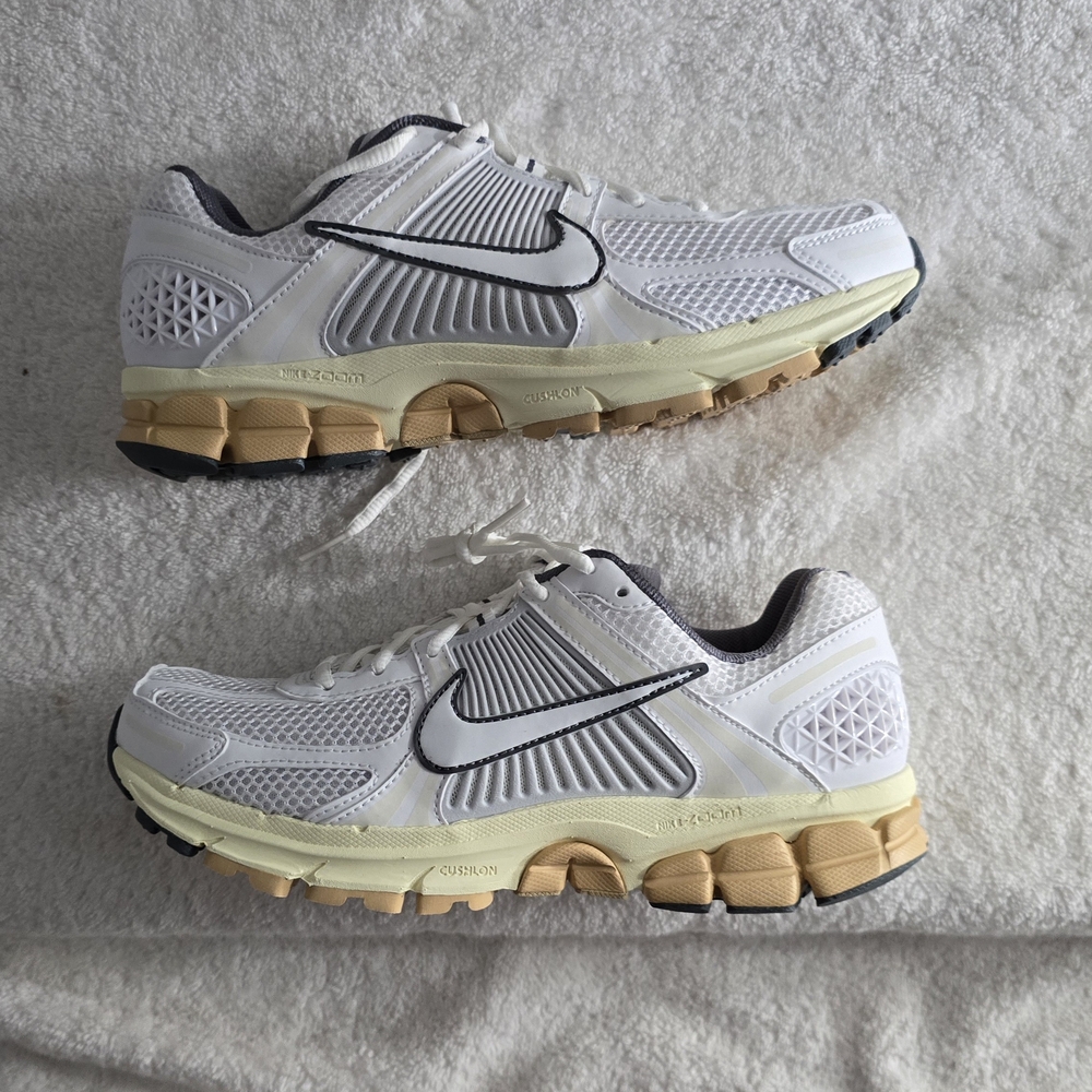 Nike Zoom Vomero 5 FJ2028-101 Men's Size 8.5/Women's Size 10 Summit White Shoes - Picture 4 of 5